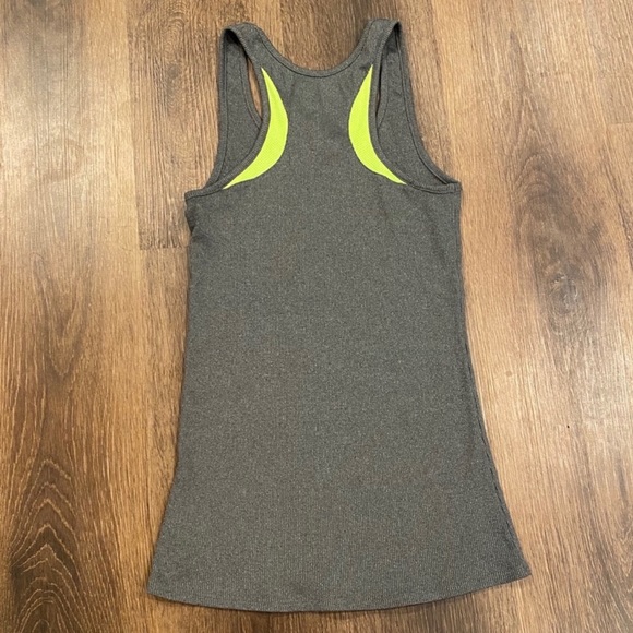 UA Heatgear fitted tank - Picture 2 of 5